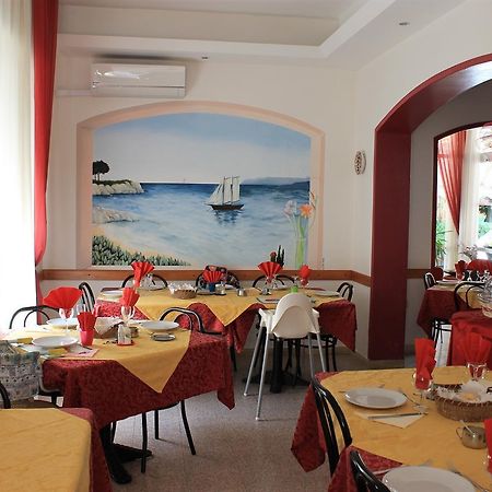 Hotel Susanna Римини Экстерьер фото