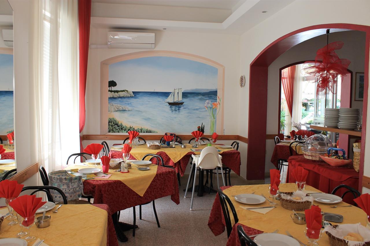 Hotel Susanna Римини Экстерьер фото