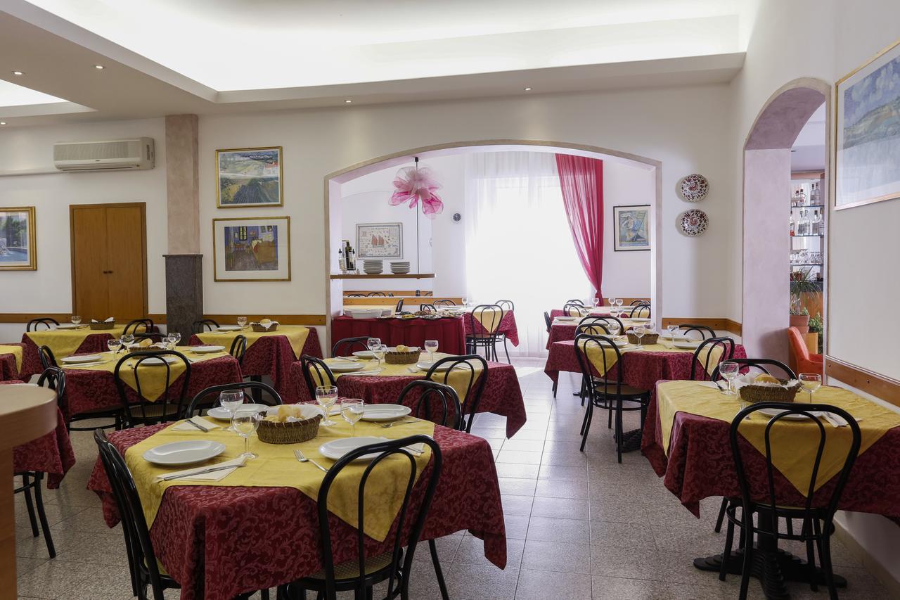 Hotel Susanna Римини Экстерьер фото