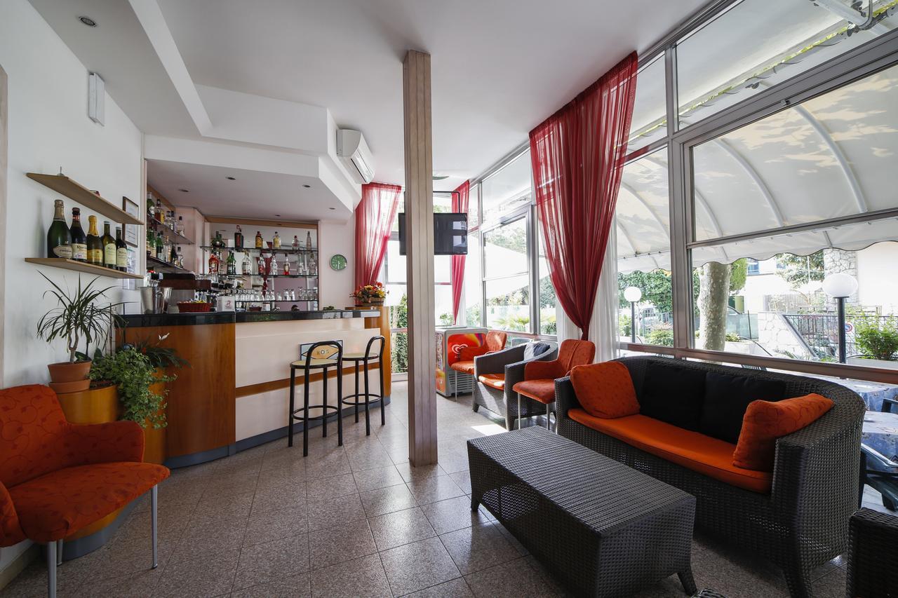 Hotel Susanna Римини Экстерьер фото