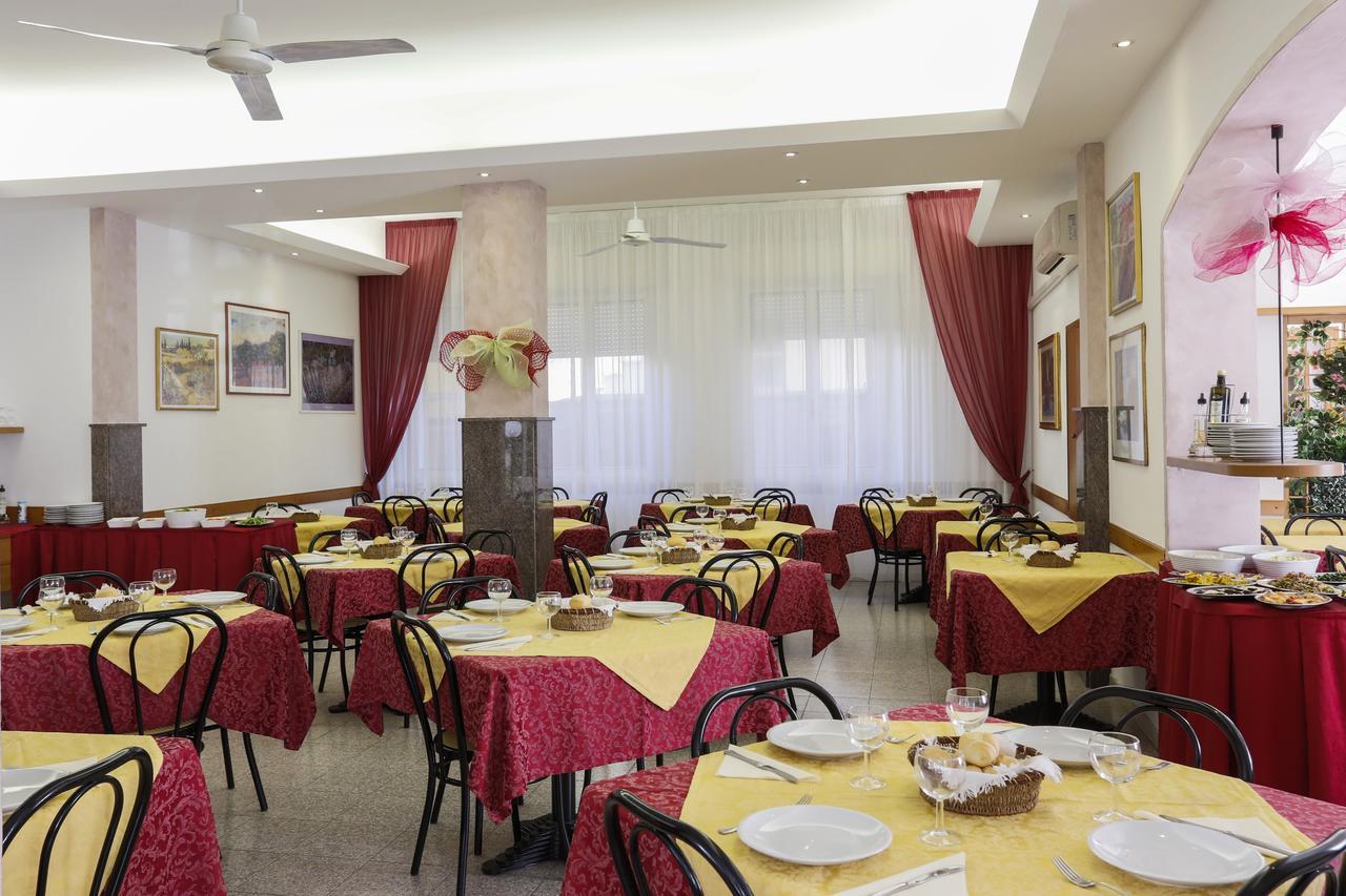 Hotel Susanna Римини Экстерьер фото